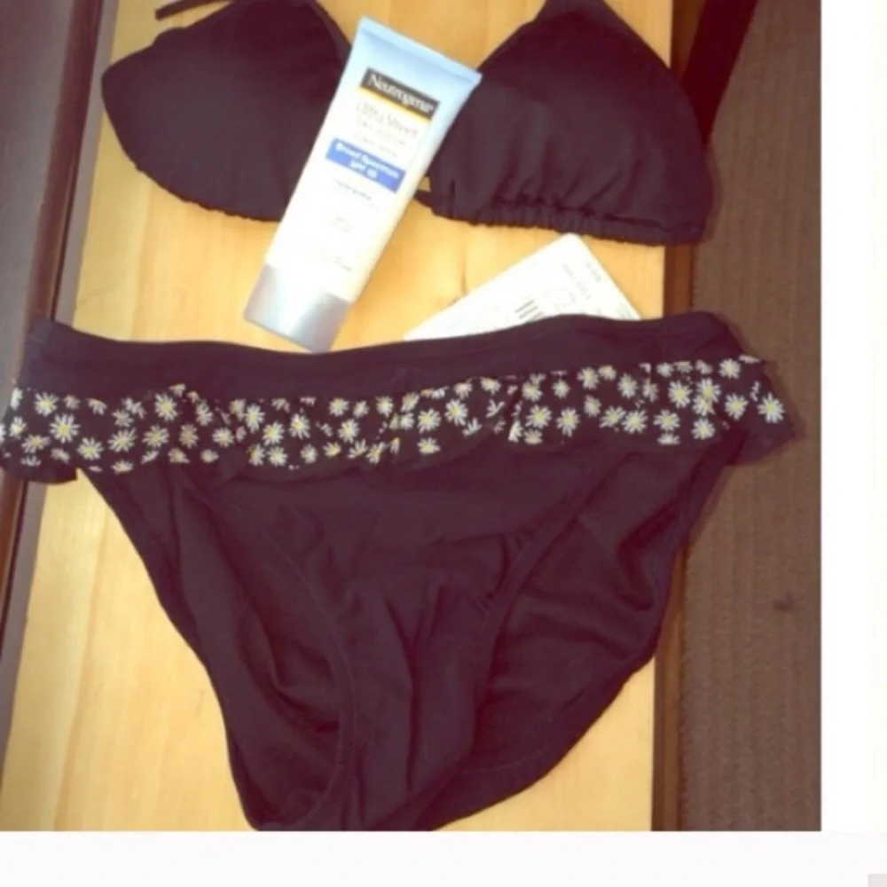 Black bikini bottom with ruffle Daisy’s NWT lower rise 8